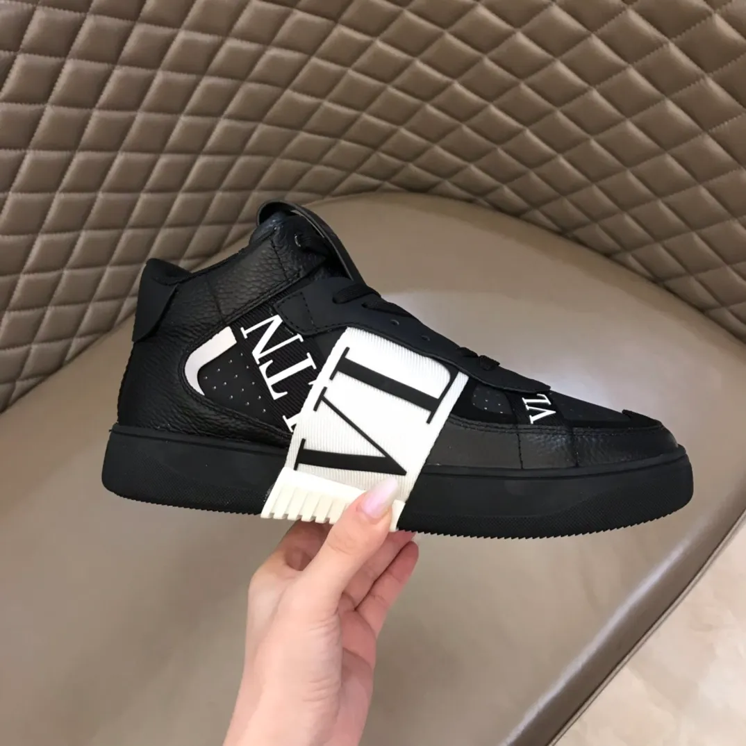 p480 "VALETINO**" new high-top 🆕 calfskin lace-up sneakers. No man should be able to refuse these shoes. The classic color scheme is so handsome! Purchase a high-precision replica of the original version to instantly sell off the market currency! 6 VLTN logo rubber effect straps - Valentino Garavani Logo printed on the back and tongue, all materials are customized to ensure quality! Size: 38-44